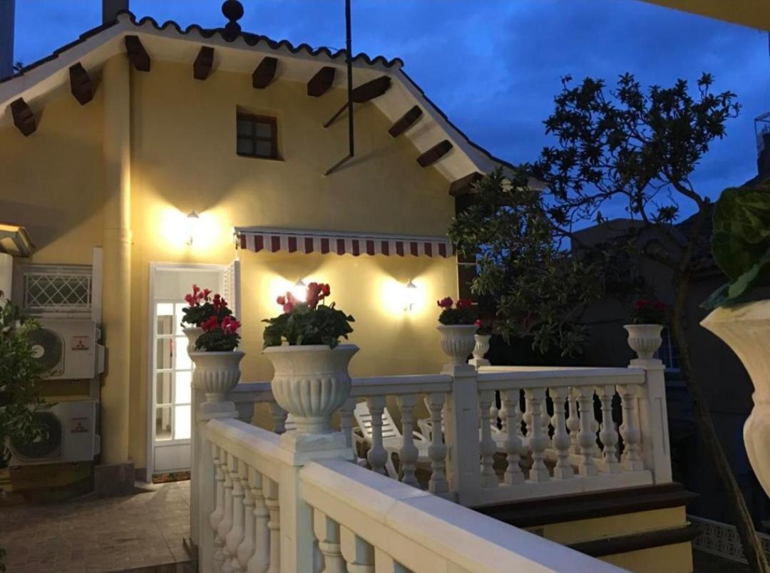 Casa Flores del Mediterráneo Badalona Exterior foto